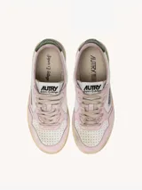 Zapatillas urbanas Autry Super Vintage Low, de cuero blanco con detalles en rosa y verde. Diseño vintage con efecto desgastado, puntera perforada, cordones de algodón encerados, cuello acolchado y suela de goma con logo.
