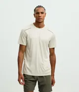 Remera deportiva de hombre Get Over, de color beige, con cuello redondo, manga corta, detalles reflectantes en los hombros y tejido texturizado con tecnología dry.