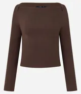 Blusa marrón de mangas largas confeccionada en rib con algodón. La prenda tiene escote recto.