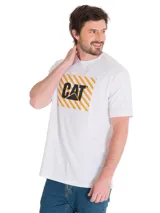 Remera blanca de manga corta y cuello redondo Caterpillar, con estampa gráfica frontal de líneas diagonales amarillas y logo 'CAT' en negro.
