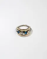 Anillo de plata 925 con dublé de oro, adornado con zirconias azules y blancas.