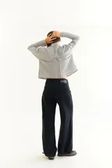 Pantalón de jean negro de tiro bajo con corte recto y ajuste mediante cordones en la botamanga, permitiendo un estilo tipo balloon.