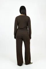 Pantalón palazzo de tiro alto y pierna ancha, confeccionado en tela color chocolate con caída fluida.
