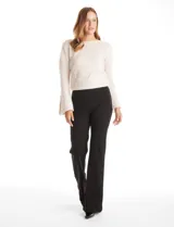 Pantalón wide leg de tiro alto con cintura elástica y costura central pespuntada en el frente de cada pierna.