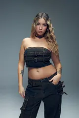 Top strapless de denim gris con diseño estilo corset, presenta doble tira ajustable con hebillas metálicas en el frente y cierre en la espalda.