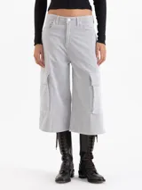 Bermuda tipo cargo de corderoy con silueta oversize y relajada. Presenta tiro medio, bolsillos laterales tipo cargo y diseño de pierna ancha.