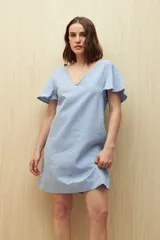 Vestido corto negro con escote en V y mangas cortas con volados.