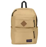 Mochila Jansport modelo Double Break de 27 litros, color beige, con compartimento principal amplio, múltiples bolsillos frontales con cierre, parche de cuero sintético en forma de rombo y etiqueta con el logo de la marca.