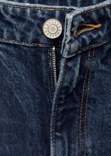 Jeans de tiro alto con diseño balloon y fit slouchy. Confeccionados en tejido de algodón estilo vaquero, cuentan con cierre de cremallera, botón, trabillas y cinco bolsillos.