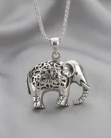 Dije de plata 925 con diseño de elefante calado con detalles ornamentales.