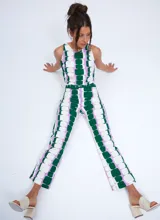 Top sin mangas de cuello redondo y corte halter, confeccionado en tela crepe con estampado geométrico de bloques en tonos verde, lila y blanco. Cuenta con cierre lateral y abertura con botón en la espalda.