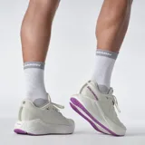Championes de running Salomon modelo Aero Glide 3, color blanco con detalles en lila y suela morada. Cuentan con amortiguación de alta densidad y capellada de malla sin costuras.