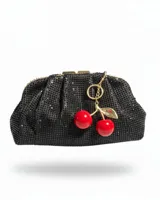 Charm colgante para bolso con diseño de cerezas, elaborado en acero esmaltado con acabado brillante y argolla metálica dorada.