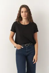 Remera de algodón color lila, de manga corta y cuello redondo.