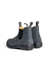 Bota tipo Chelsea de cuero color gris oscuro, con elásticos laterales negros y suela de goma dentada. Presenta tiradores en la parte superior para facilitar el calce.