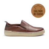 Zapato casual slip-on de cuero color marrón, con elásticos laterales y suela de goma color beige.