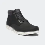 Botas Timberland Bradstreet Chukka de hombre, color negro, con cordones y ojales metálicos. Cuentan con cuello acolchado gris y suela blanca con detalles grises.