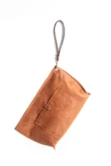 Sobre de mano color suela con textura granulada, cuenta con un bolsillo frontal con cierre y una correa de muñeca desmontable.