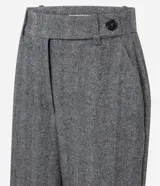 Pantalón de vestir de corte recto y tiro alto, confeccionado en tejido gris con textura tipo espiga. Presenta un diseño clásico con cierre frontal y trabillas para cinturón.