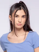 Remera color salmón elastizada de manga corta y cuello redondo.