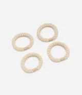 Set de cuatro gomitas de pelo color beige, gruesas, con textura y terminaciones en cuerina.