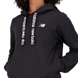 Buzo negro con capucha de tela de poliéster con tecnología NB DRY, mangas largas, bolsillo tipo canguro y logo de New Balance estampado en blanco en el pecho.