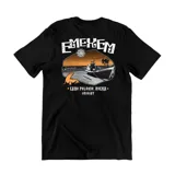 Remera de algodón color negro con estampa en la espalda que presenta un diseño artístico de un barco pesquero en Cabo Polonio, Rocha, Uruguay, junto a un lobo marino y un sol.