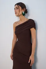 Vestido largo de fiesta color chocolate, con escote asimétrico y drapeado en la falda.