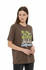 Remera de algodón negro con cuello redondo y diseño holgado, con estampado frontal de líneas horizontales blancas y un corazón rojo superpuesto.