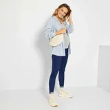 Camiseta de lactancia gris con tirantes finos y corte ajustado.