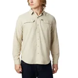 Camisa de manga larga Columbia modelo Silver Ridge 2 Long Omni-Shade, color beige, con bolsillos en el pecho y ventilación. Confeccionada con tecnologías de protección solar y secado rápido.