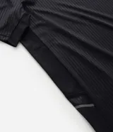Remera deportiva de manga corta y cuello redondo, color celeste, con tecnología dry y detalles reflectantes en los hombros.