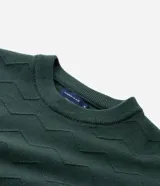 Suéter de punto verde oscuro con cuello redondo y diseño texturizado en zigzag.