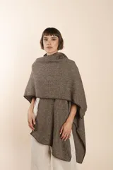 Ruana de lana fina sin teñir, con diseño de rayas diagonales en tonos marrones y terminaciones tejidas a mano en crochet.