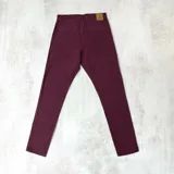 Pantalón de vestir de gabardina color bordó, corte slim fit.