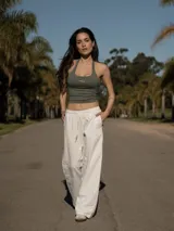Top tipo halter de tejido seamless color verde militar, con push up removible y el logo de la marca estampado en el pecho.
