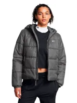 Campera puffer gris con capucha, cierre frontal y logo Under Armour bordado en el pecho.