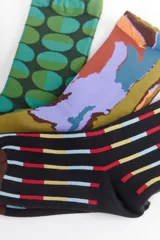 Set de tres pares de medias de caña media con diseños estampados.