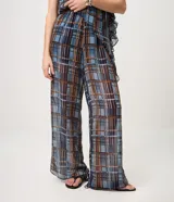 Pantalón Marfinno de chiffon con estampado de cuadros escoceses, calce amplio, cintura elastizada y lazos ajustables en el bajo. Cuenta con forro interior.