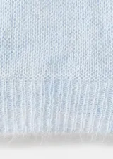 Jersey de punto fino semitransparente color celeste, confeccionado en mezcla de alpaca y poliamida, con cuello redondo y diseño recto de manga larga.