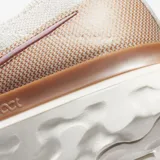 Championes de running Nike React Infinity Run Flyknit para mujer. Presentan una parte superior de tejido Flyknit transpirable en color negro con detalles en verde lima y blanco. Cuentan con una entresuela de espuma Nike React de alta amortiguación con diseño tipo balancín y una base ancha para mayor estabilidad.