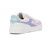 Championes urbanos de mujer Diadora modelo Bampu, con plataforma blanca acanalada. Combinación de colores pastel: blanco, rosa pálido, lila y celeste.