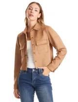 Chaqueta corta color tostado de gamuza sintética, con cuello solapa, cierre frontal con botones a presión y bolsillos aplicados en el pecho.