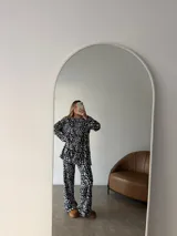 Buzo de cuello redondo y mangas largas con diseño holgado, confeccionado en tela de viscosa con textura acanalada y estampado animal print de leopardo.