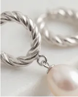 Caravanas colgantes de plata 925 con diseño de aro trenzado y perla de río natural en forma de gota.