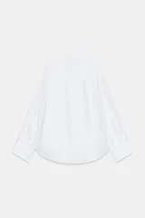 Camisa amplia de cuello solapa con escote en pico y manga larga, en tejido satinado de color bordó. Cuenta con un bolsillo de plastrón en el frente y un diseño holgado.