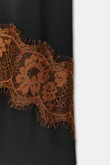 Vestido corto con tirantes finos ajustables, escote en V profundo con paneles en color negro y marrón. Presenta detalles de encaje marrón en el torso y un bajo con volantes de tul negro y encaje festoneado.