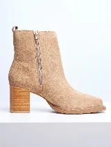 Bota de cuero color marrón con caña baja, punta cuadrada y taco geométrico de madera.
