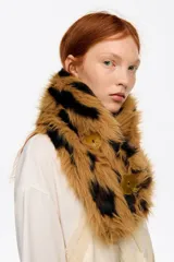Cuello de pelo sintético con estampado animal print en tonos beige y blanco, con cierre de botones frontales.