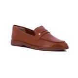 Mocasín Comfortflex de cuero color caramelo, con suela baja y detalle de vincha en el empeine.